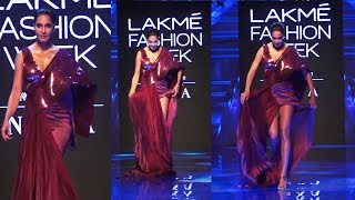 Pregnant Lisa Haydon Struggles With Her Dress At Lakme Fashion Week 2019