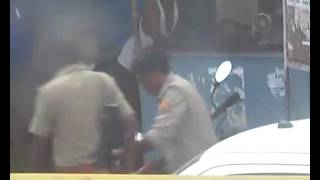 सरेआम यूपी पुलिस ने युवक को पीटा