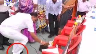 Aurangabad : महापुरुषांच्या प्रतिमेस पुष्पहार अर्पन करताना जि.प. अध्यक्षांना बुट काढण्याचा विसर