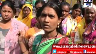 Aurangabad : घृष्णेश्वर मंदिर परिसरात टाकलेले बँरीकेट्स अखेर महिलांनी हटवले
