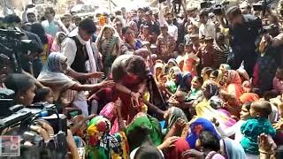 अटका गांव की महिलाओं से बातचीत करती हुयीं कांग्रेस महासचिव प्रियंका गाँधी