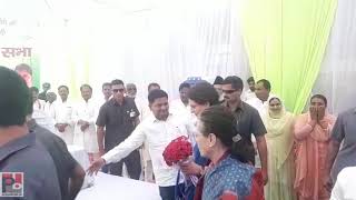 Congress supporters at Amethi greet UPA chairperson Sonia Gandhi and Priyanka Gandhi at Raebareli
