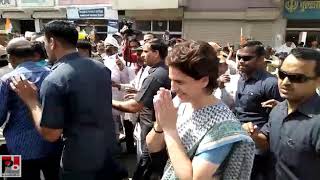 कांग्रेस महासचिव प्रियंका गाँधी महोबा में रोड-शो के दौरान नीचे उतरकर अपने समर्थकों के बीच पहुंची
