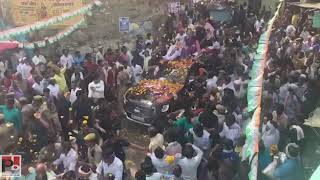 कांग्रेस महासचिव प्रियंका गाँधी वाड्रा की एक झलक पाने के लिए झाँसी में उमड़ी भीड़