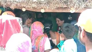 अमेठी के कोरारीलक्षन शाह गांव में महिलाओं से डोर टू डोर मिलती प्रियंका गाँधी
