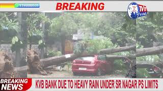 TREE FELL DOWN AT KALYAN NAGAR TOWARDS TO MOTI NAGAR ROAD  DUE TO HEAVY RAIN NO ONE INJURIES | TS