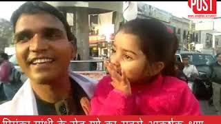 Watch Video: जब रोड शो के दौरान प्रियंका गांधी ने एक बच्ची को गोद में उठाकर पुचकारा...