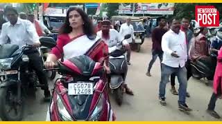 Maharashtra में बीजेपी नेता सरोज पांडे ने रैली में बिना हेलमेट पहने चलाई स्कूटी