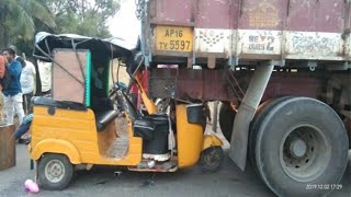 Telangana Accident News // महबूबनगर में आटो ने लॉरी को मारी टक्कर, दो की मौत, 11 घायल