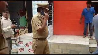 गोला गोकरननाथ मंदिर परिसर में जांच करती लखीमपुर पुलिस