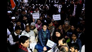 LIVE: Smt. Priyanka Gandhi stages protest against police violence in Jamia at India Gate
