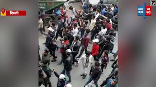 दिल्ली : सीलमपुर में उग्र हुआ प्रदर्शन, वाहनों को लगाई आग, देखें Video