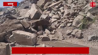 जम्मू-श्रीनगर हाईवे पर भारी भूस्खलन से मार्ग बंद, जेसीबी और ट्रक क्षतिग्रस्त, एक की मौत 2 घायल