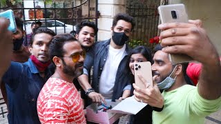 Emraan Hashmi Ne Fans Ke Sath Kiya Birthday Cake Cut | Birthday Celebration With Fans
