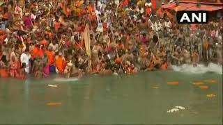 #WATCH उत्तराखंड: निरंजनी अखाड़े  ने हरिद्वार में हर की पौड़ी पर गंगा नदी में शाही स्नान किया।
