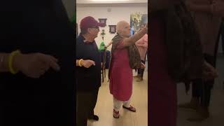 #watchvideo:very nice Anupam Kher mother's fun at this age