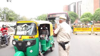 Delhi में Lockdown होते ही Police ने की सख्ती, देखें Live तस्वीरें