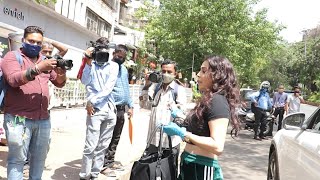 Nikita Rawal Ne Media Ko Bata Sanitizer Aur Masks | Kind Moment Captured