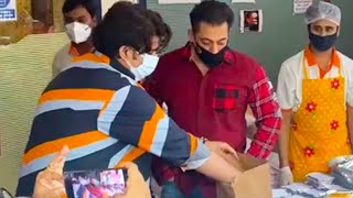 Salman Khan Visits Bhaijaanz Kitchen Where 5000 Food Packets Are Ready For Healthline Workers