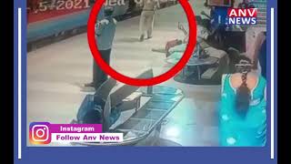 साड़ी पहने चलती ट्रेन से उतरना इस महिला को भारी पड़ गया, CCTV में कैद हुई घटना
