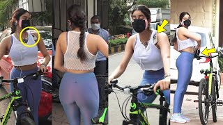 Yeh tarika thik hai mobile rakhne ke liye???????? Janhvi Kapoor Did Cycling in The City With Kushi kapoor