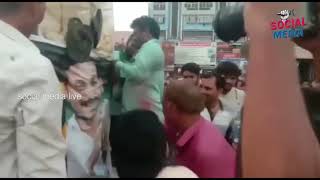సీఎం జగన్ పోటోను చెప్పులతో కొడుతున్న ప్రజలు | social media live