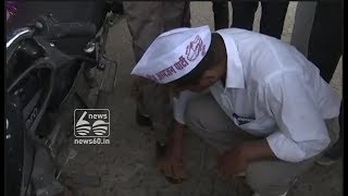 candidate polishes shoe in madhyapradesh for asking vote