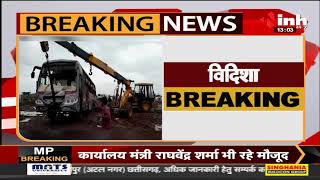 Madhya Pradesh News || Bhopal - Sagar हाइवे पर भीषण हादसा, अनियंत्रित होकर पलटी बस