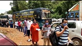 Mad rush of tourists at Patradevi checkpost to enter Goa. Tourist complain of improper facilities