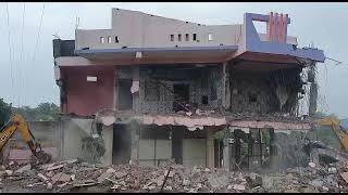 MP Liquor mafias hotel House collapsed in Mortakka Khandwa  शराब माफिया का होटल धराशायी, मकान गिराया