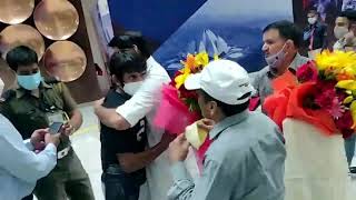 *दीपेंद्र हुड्डा टोक्यो ओलंपिक में कांस्य पदक विजेता स्टार पहलवान बजरंग पुनिया का स्वागत करते हुए.