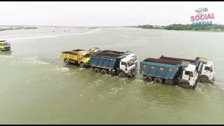 కృష్ణానదిలో నీటమునిగిన వందలకొద్దీ లారీలు | sand lorries stuck in krishna river | social media live