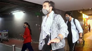 Singer Jubin Nautiyal Spotted At Mumbai Airport - Watch Video