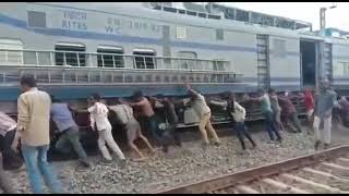 जब ट्रेन को धक्का लगाकर रेलवे ट्रैक से हटाया, मजदूरों से 1 घंटे तक धक्का लगवाकर पहुंचाई लूप लाइन