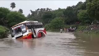Viral Video: नदी के बहते पानी से पुलिया क्रॉस कर रहा था बस ड्राइवर | ratlam madhya pradesh weather