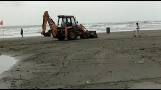Tar Balls जैसे थे ! Govt's promise to remove tar balls fails. Locals clean beach with own funds