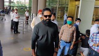 Superstar YASH Arrived In KGF Style - Spotted At Mumbai Airport Arrival