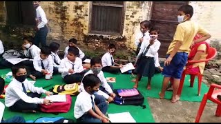 शिक्षा के मंदिर पर शुगर मिल का कब्जा, धूप में बैठ बच्चो ने की पढाई