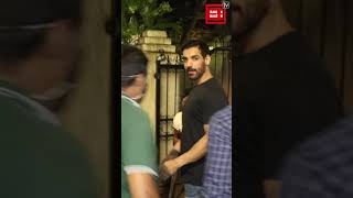 JOHN ABRAHAM SPOTTED IN BANDRA LOOKING POLITE WITH BEGGAR #Shorts