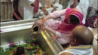कांग्रेस महासचिव प्रियंका गांधी ने बाबा विश्वनाथ मंदिर में दर्शन पूजन किया