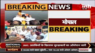 BJP MP Pragya Singh Thakur के विवादित भाषण पर Congress का विरोध, तीर्थ जल से किया फोटो का शुद्धिकरण