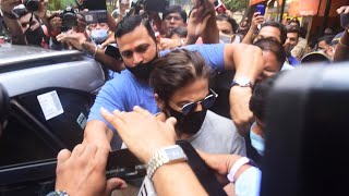 Apne Bete Aryan Se Milne Ke Liye Arthur Road Jail Pahunche Shahrukh Khan