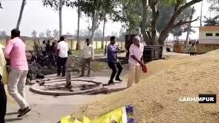 लखीमपुर: मोहम्मदी मंडी में खरीद ना होने से किसान ने अपने धान पर पेट्रोल डालकर लगाईं आग, वीडियो वायरल