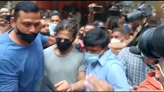 Shah Rukh Khan At Arthur Road Jail To Meet Son Aryan Khan