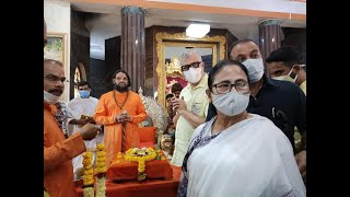 Mamata Banerjee pays her respects at the Tapobhoomi. Takes blessings Sadguru Brahmeshanandacharya