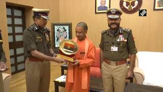 UP DGP Mukul Goel, ADG Prashant Kumar Present Memento, Police Flag Badge To CM Yogi | Catch News