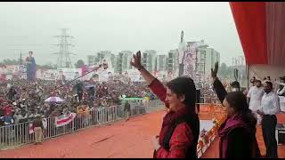 श्रीमती प्रियंका गांधी जी मुरादाबाद प्रतिज्ञा रैली में उमड़े जनसमूह का अभिवादन स्वीकार कर रही हैं।
