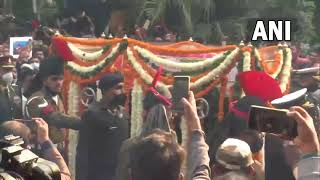 #WATCH दिल्ली: सीडीएस जनरल बिपिन रावत को अंतिम विदाई देने के लिए उमड़ी भीड़