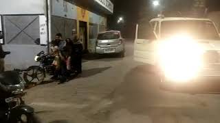 Lucknow में गुडंबा के पास लोगों को पार्टी में जाने से रोकती पुलिस