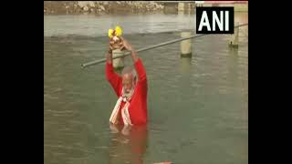 #WATCH उत्तर प्रदेश: प्रधानमंत्री नरेंद्र मोदी ने वाराणसी पहुंचकर गंगा नदी में डुबकी लगाई।